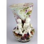 Keramik-Figurenvase, Frankreich um 1890, frei geformter Vasenkörper aus heller Keramik, floral