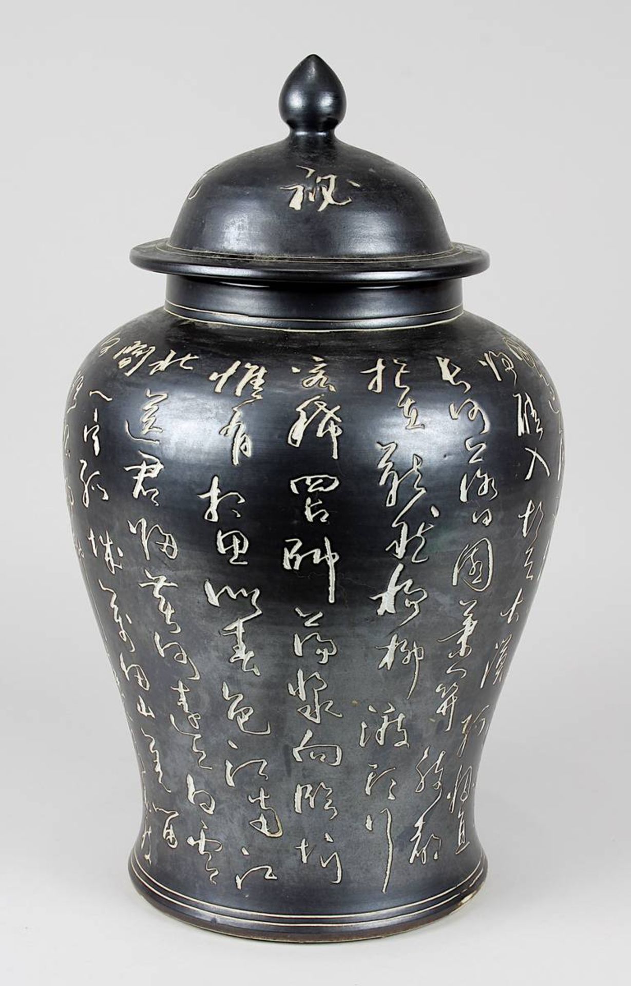 Chinesische Deckelvase mit Schriftzeichen, China 19. Jh., Porzellan, weißer Scherben, gedrehter - Image 4 of 5