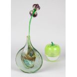 2 Glasobjekte, bestehend aus: einer Solifleur-Vase, runder, breit gedrückter Körper aus grünlichem