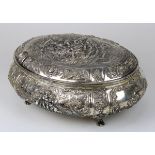 Große prunkvolle Dose aus Silber, wohl Hanau um 1900, Silberkorpus in ovaler gedrungener Form, mit