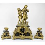 Régule-Pendulenuhr mit 2 Mädchenfiguren, Frankreich um 1870, bronziertes Régulegehäuse mit schwarzen