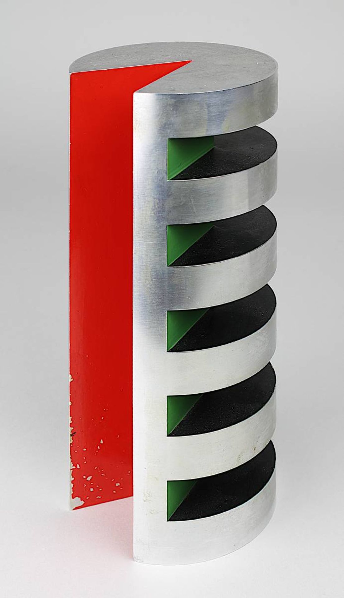 Schneider, Paul (geb. Saarbrücken 1927), zylindrische Skulptur aus Aluminium, teils rot, schwarz