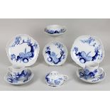 Kleines Konv. Porzellan, Meissen 2. H. 20. Jh., Form Neuer Ausschnitt, Dekor blaue Orchidee,