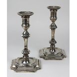 Paar Silber-Leuchter, Sheffield 1915, Hawksworth, Eyre & Co. Ltd., jeweils vierkantiger Sockel mit