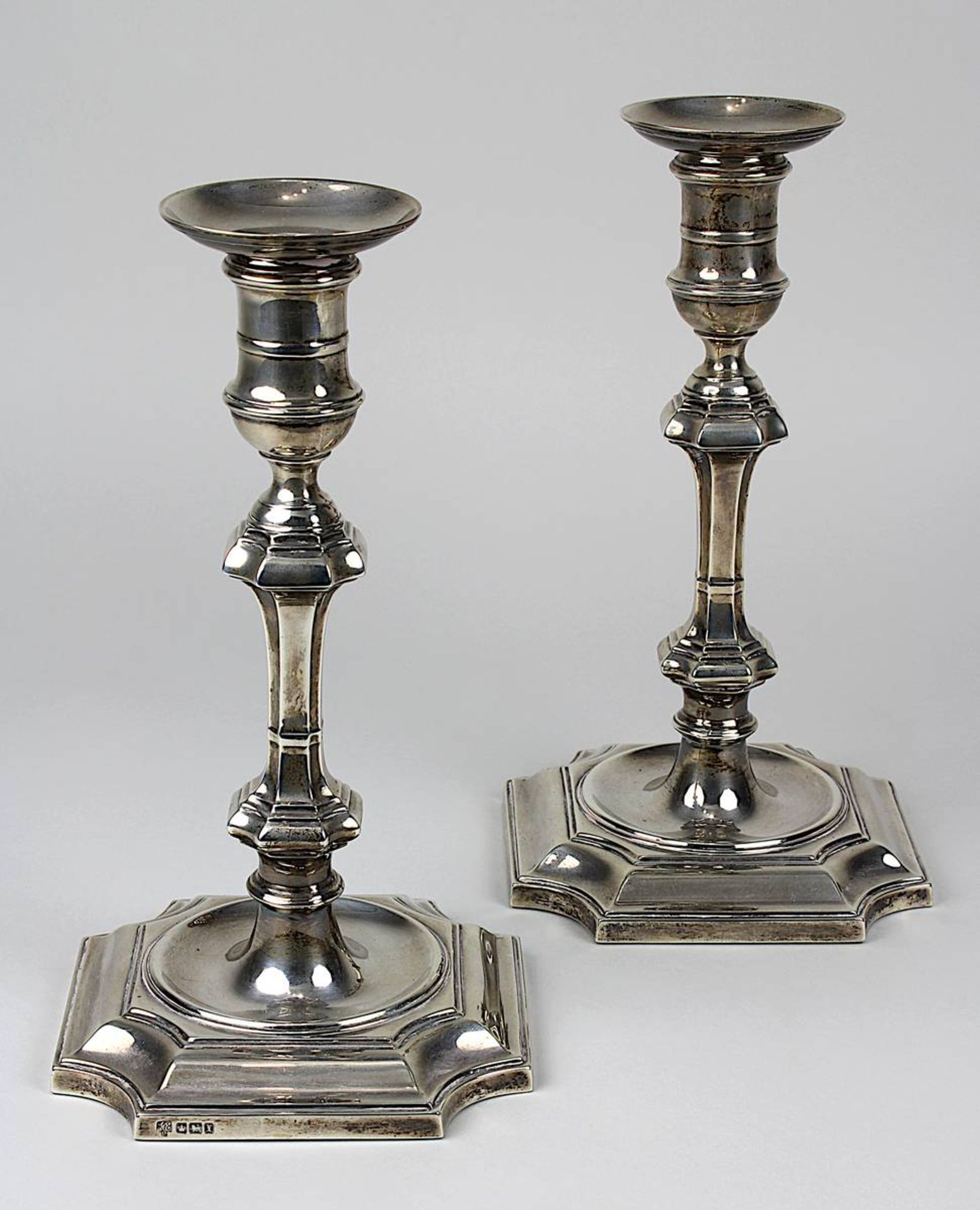 Paar Silber-Leuchter, Sheffield 1915, Hawksworth, Eyre & Co. Ltd., jeweils vierkantiger Sockel mit