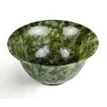 Chinesisches Jade-Koppchen, 1. H. 20. Jh., zartes dünnwandiges Schälchen aus olivgrün gefleckter,