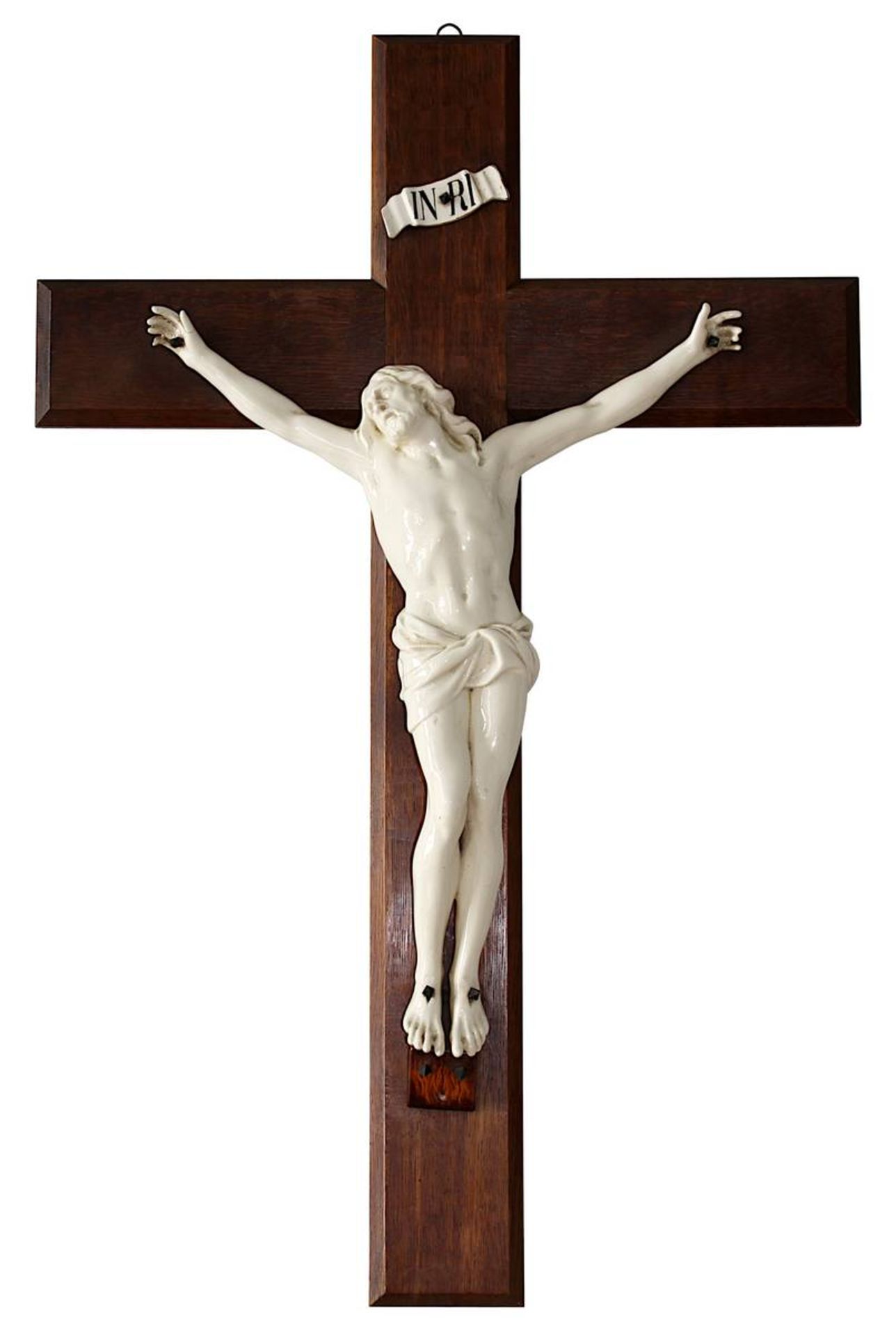 Großes Holzkreuz mit Jesuskorpus aus Keramik, wohl Utzschneider & Cie Sarreguemines um 1900,