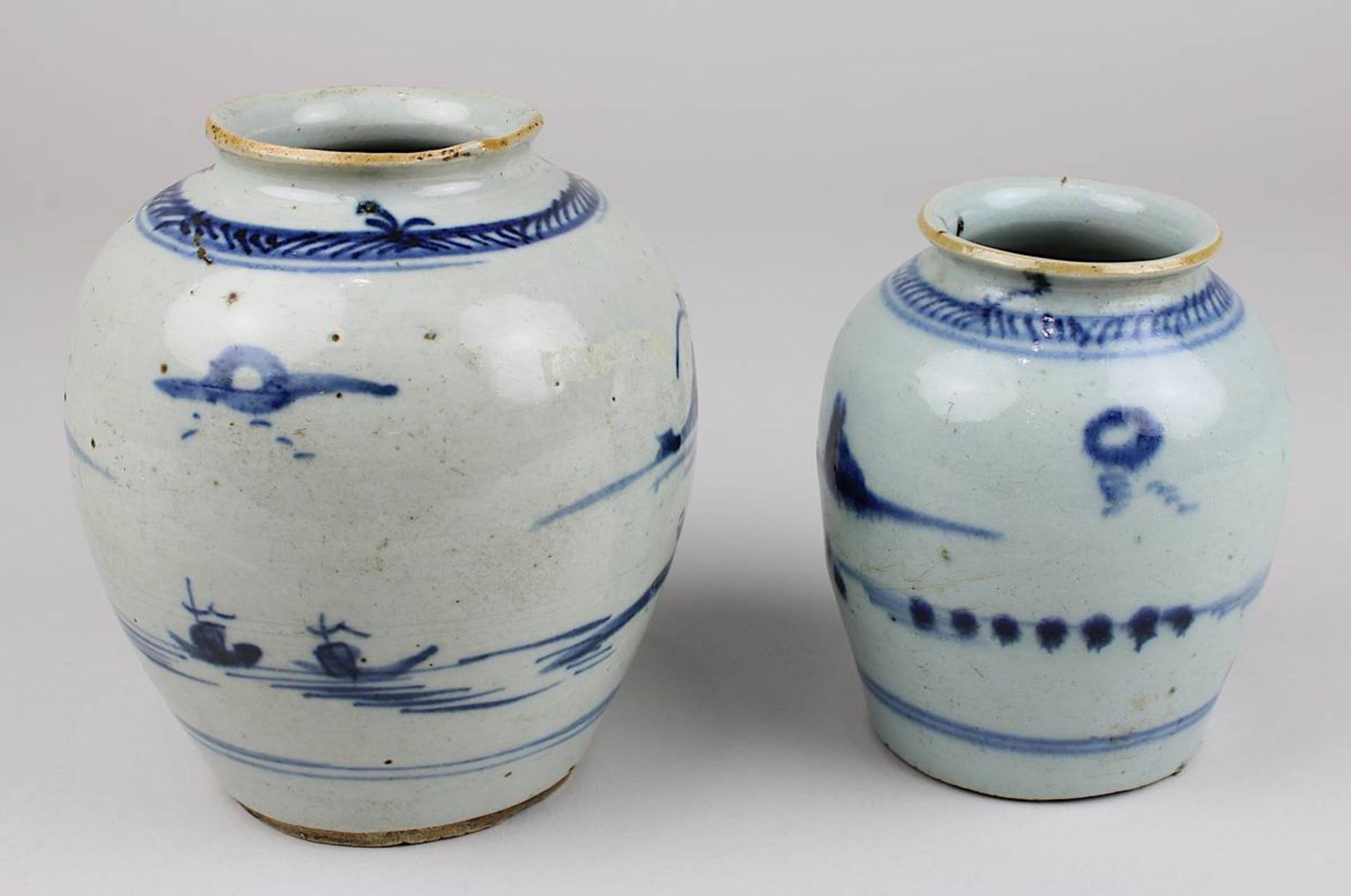 2 Porzellan-Vasen, wohl Vietnam Anf. 19. Jh., jew. weißer Scherben, in Blau unter blaugrauer Glasur - Bild 2 aus 3