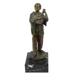 Bronzeskulptur Pierrot mit Laute, Österreich um 1920, ungedeuteter Bildhauer, Bronze Figur stehend