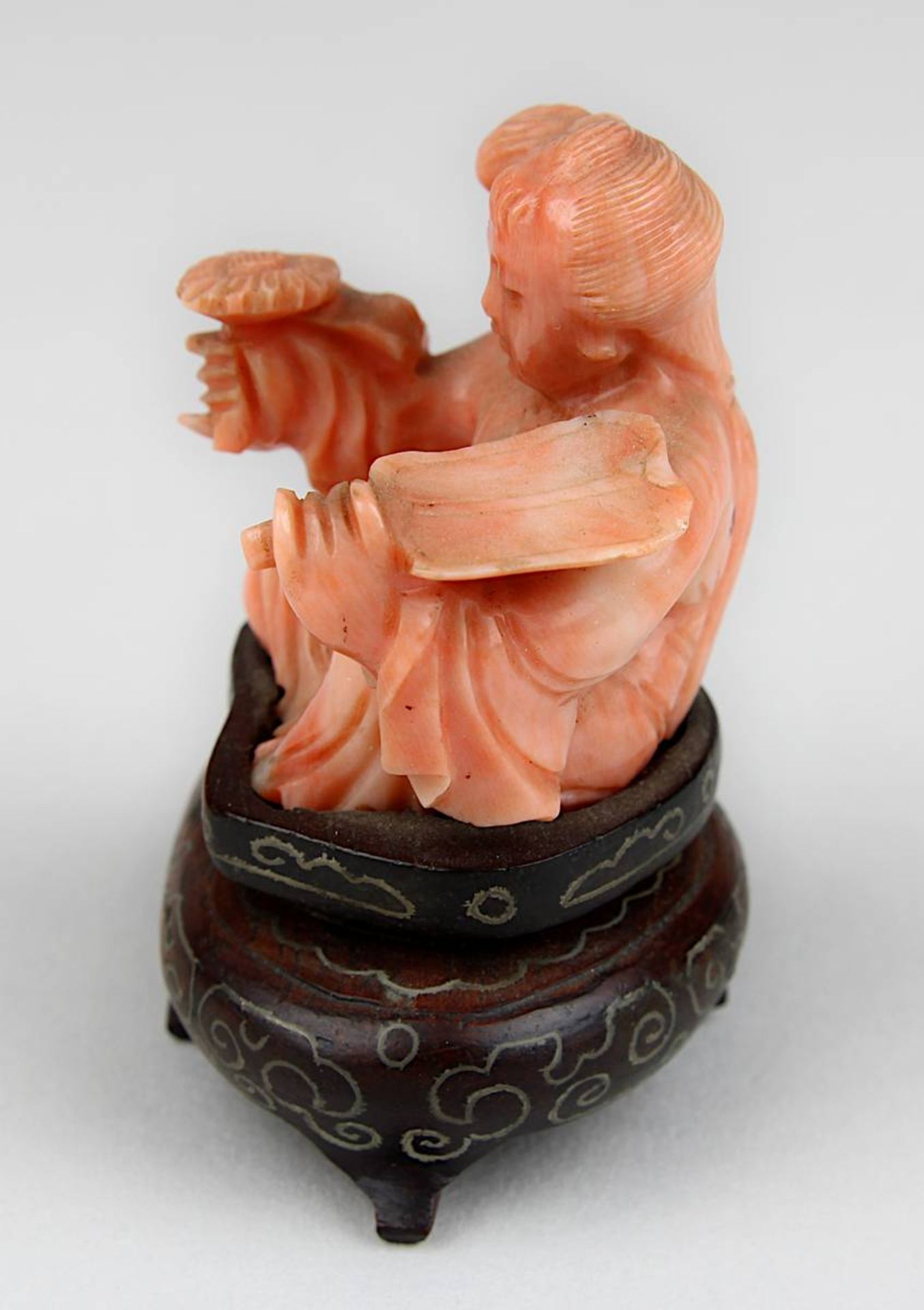 Chinesische Miniatur-Figur eines sitzenden Mädchens mit Fächer und Blume aus lachsfarbener - Image 3 of 4