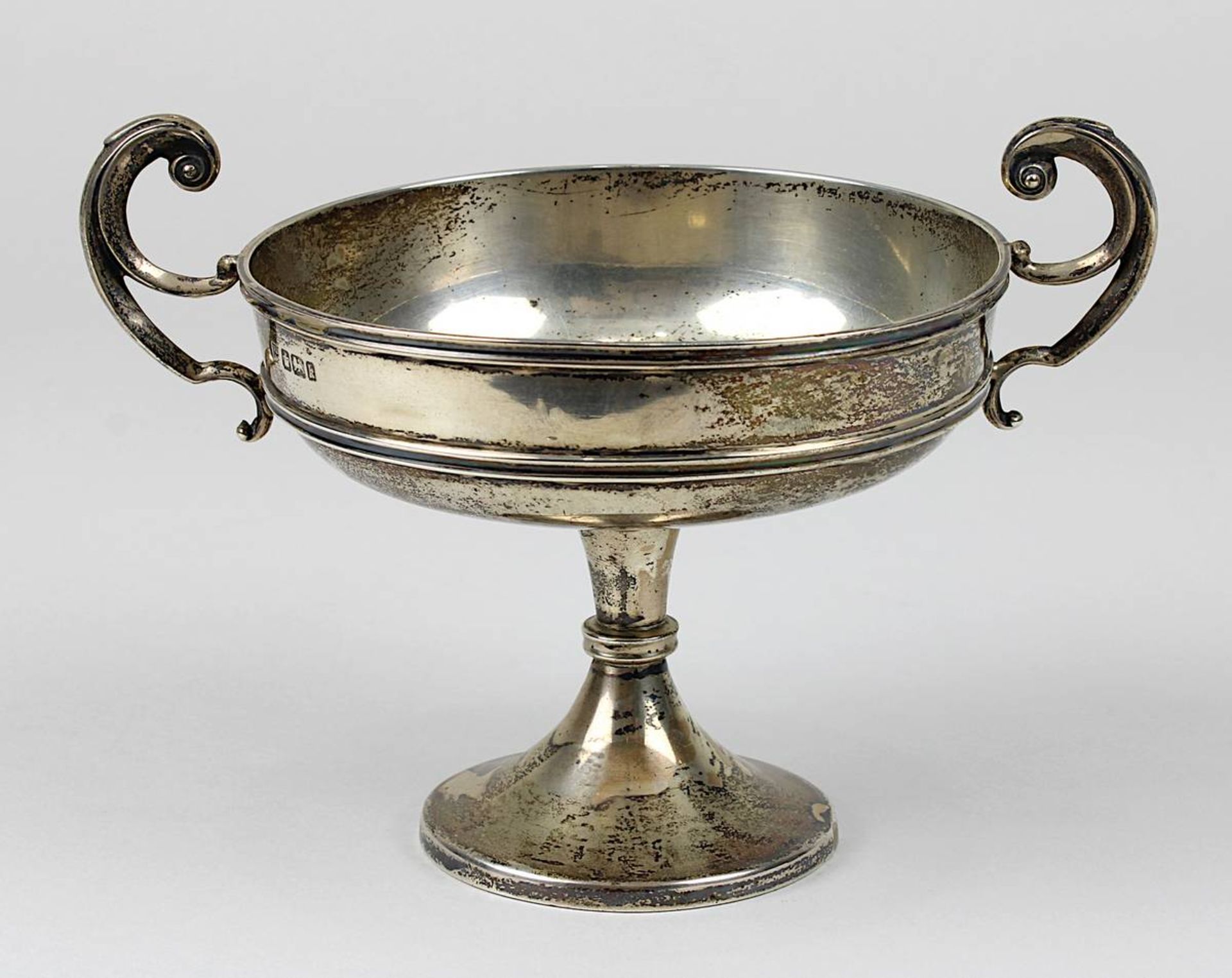 Kleine Pralinen-Fußschale aus Silber, Sheffield 1902, mit zwei kleinen Henkeln, Höhe 11 cm, Breite