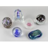 6 Kunstglas-Paperweights, einer von Schmid, Bayerischer Wald, einer signiert Isabelle, vier in