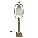 Französische Salon-Tischlampe um 1900, Messingfuß in antikisierender Säulenform, mit matt geätztem