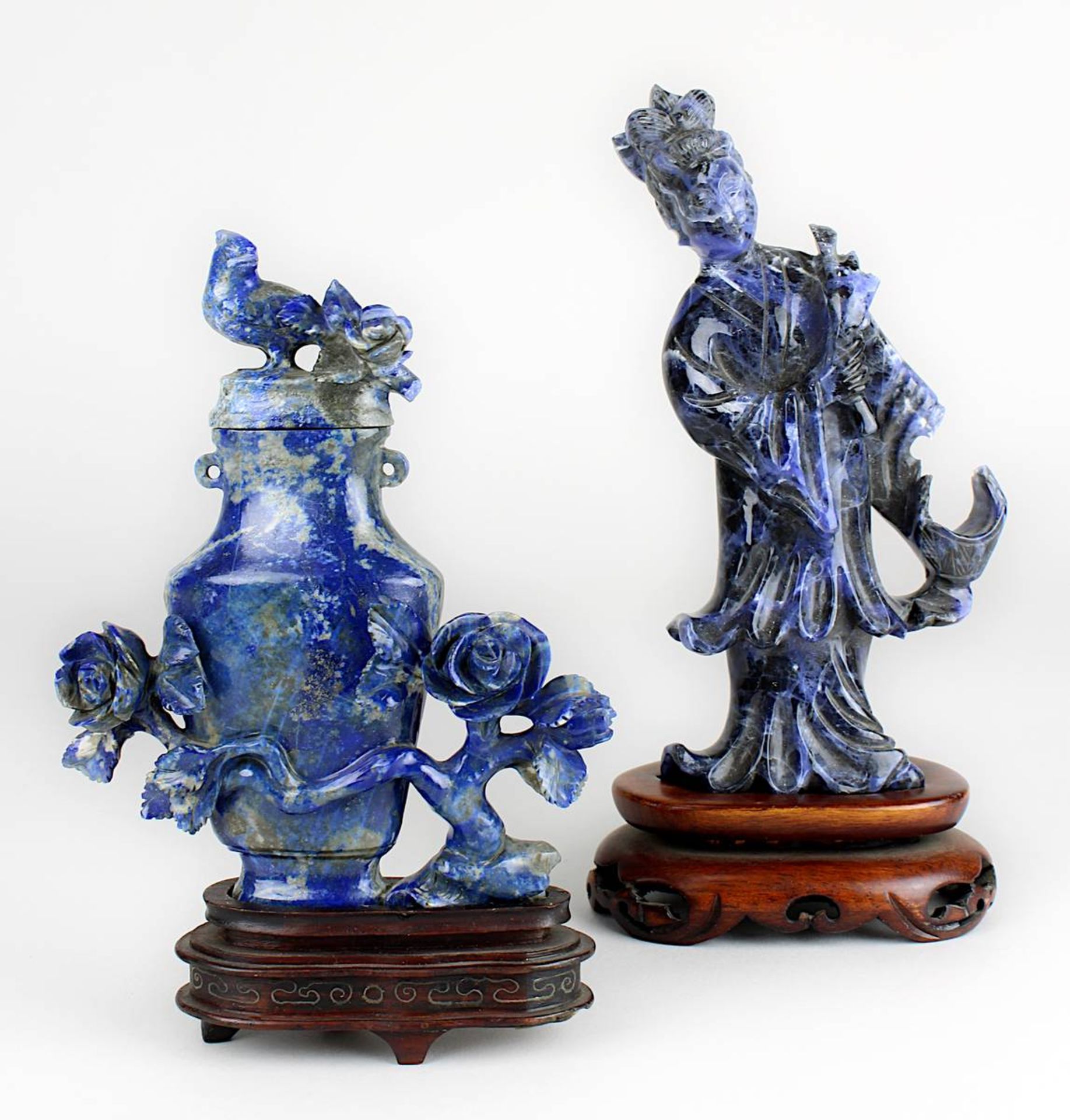 Chinesische Frauenfigur und Miniatur-Deckelvase aus Lapislazuli, China Mitte 20. Jh., Figur einer