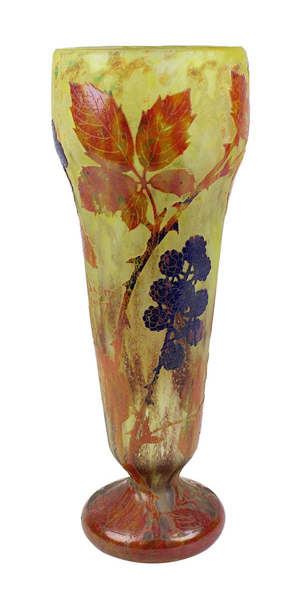 Daum Jugendstil-Vase mit Brombeerdekor, Nancy um 1909, Entwurf Henri Bergé (1870-1937), kelchförmige