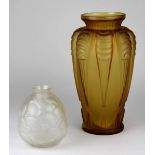 Zwei Art Déco Pressglasvasen, Frankreich 1930er Jahre, Firma Espadet, eine große Vase, honigfarben