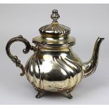Teekanne aus Silber, Deutschland um 1920, in barocker Form, verdreht profilierte Wandung,