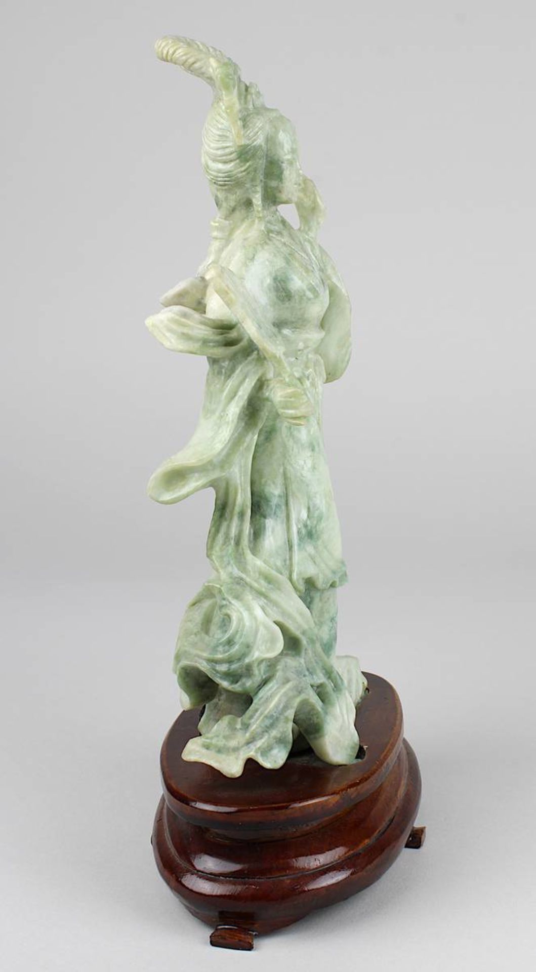 Chinesische Figur einer Dame mit Fächer, grünweiß marmorierter Stein aus einem Stück geschnitzt, auf - Bild 2 aus 4