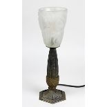 Art Déco Tischlampe mit Degué-Glasschirm, um 1930, Fuß aus Régule-Metall mit Resten von