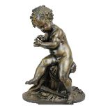 Bronzeamor, Frankreich um 1870, Darstellung Amors als Putto, wohl beim Einfädeln der Sehne, Bogen