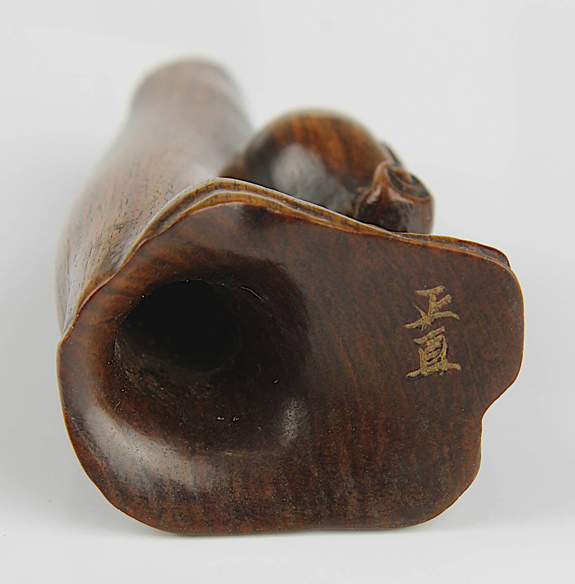 Japanisches Buchsbaum-Netsuke, 19 Jh., fein geschnitzter Singvogel an Baumstumpf, mit schwarzem - Image 3 of 3