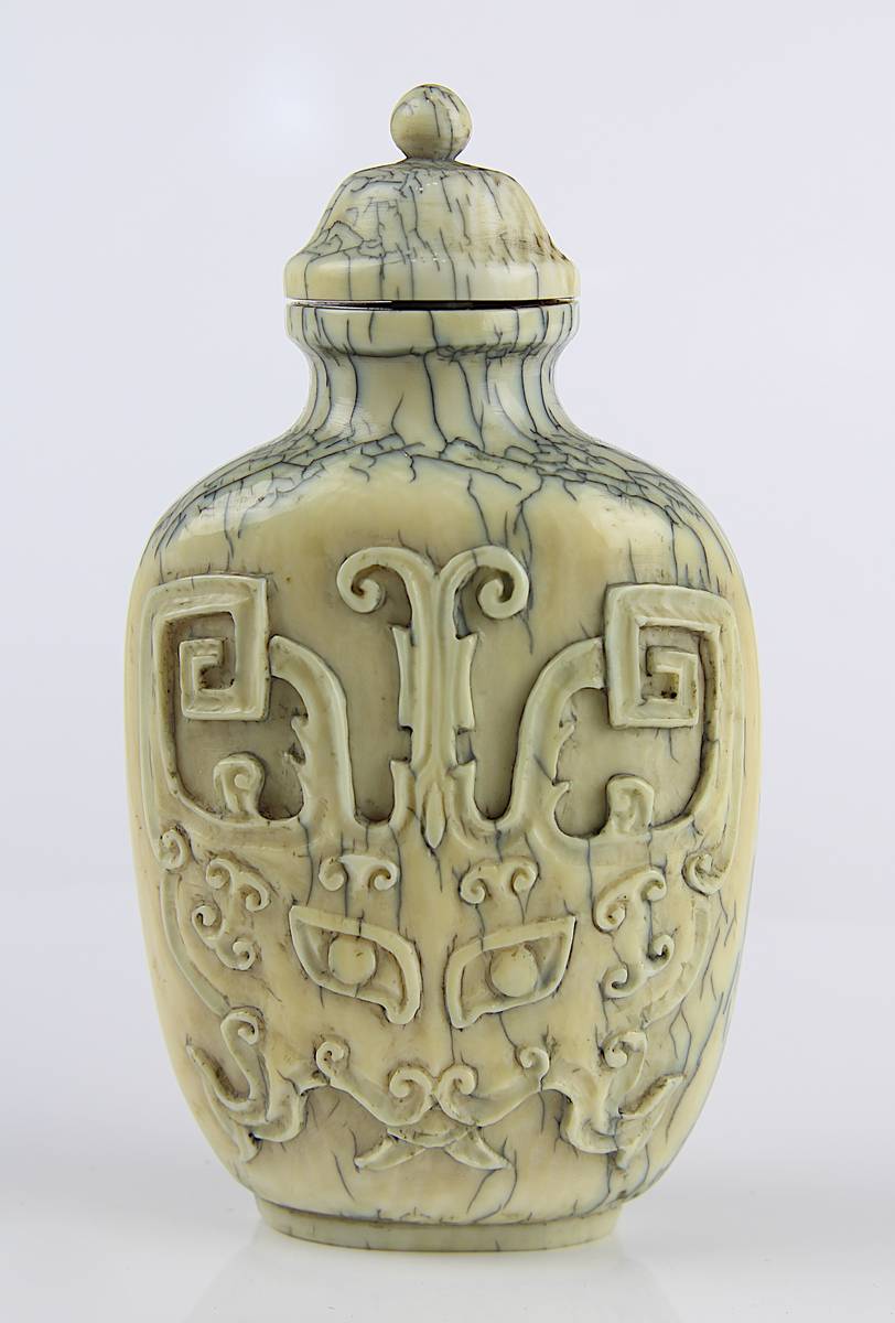 Chinesischer Elfenbein-Snuff Bottle, 19 Jh., Außenwandung mit zwei im Relief geschnitzen - Image 2 of 2