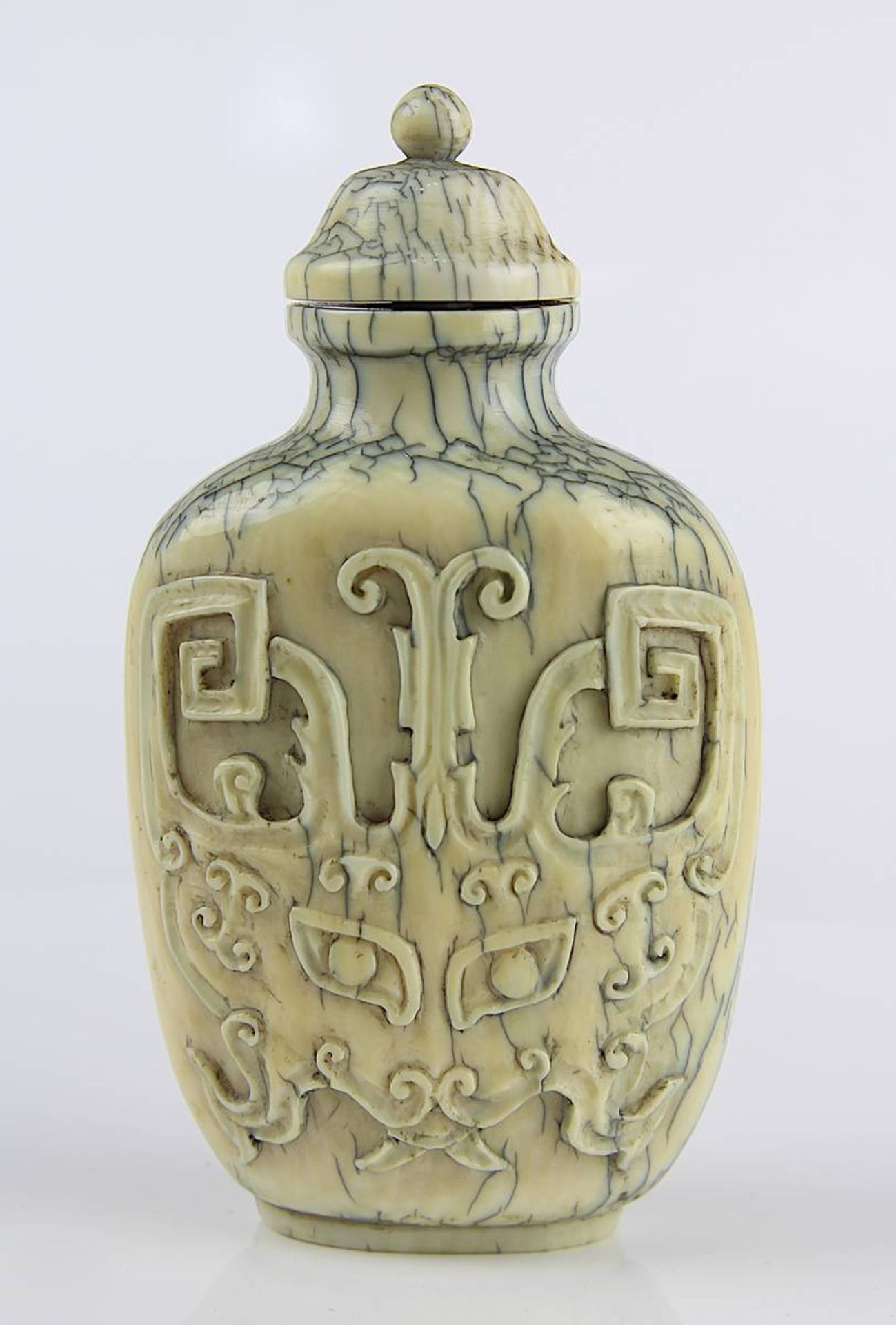 Chinesischer Elfenbein-Snuff Bottle, 19 Jh., Außenwandung mit zwei im Relief geschnitzen - Image 2 of 2