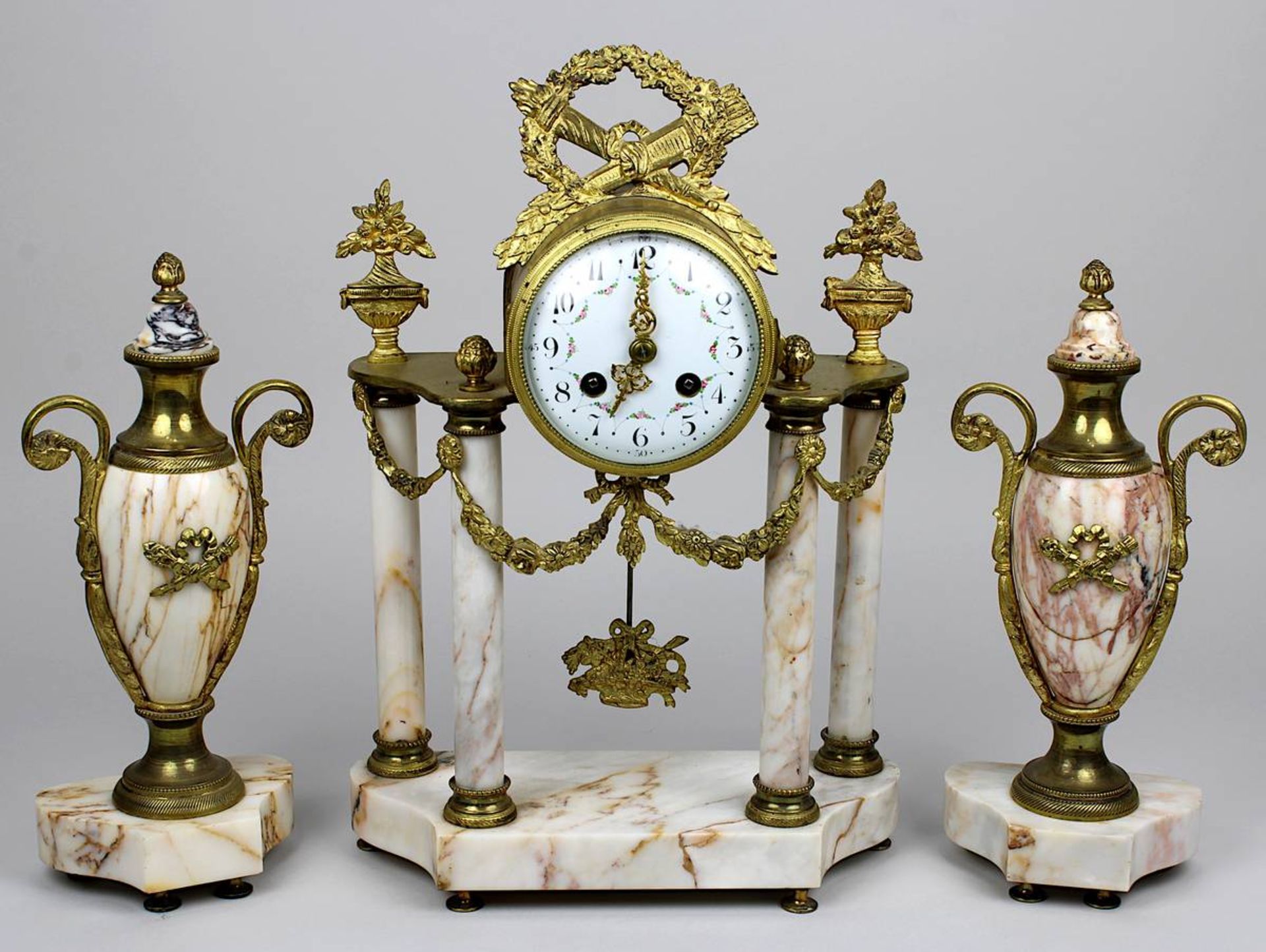 Französische Pendule mit zwei Beistellern, Frankreich 2. H. 19. Jh., Marmor und Messing, mit vier