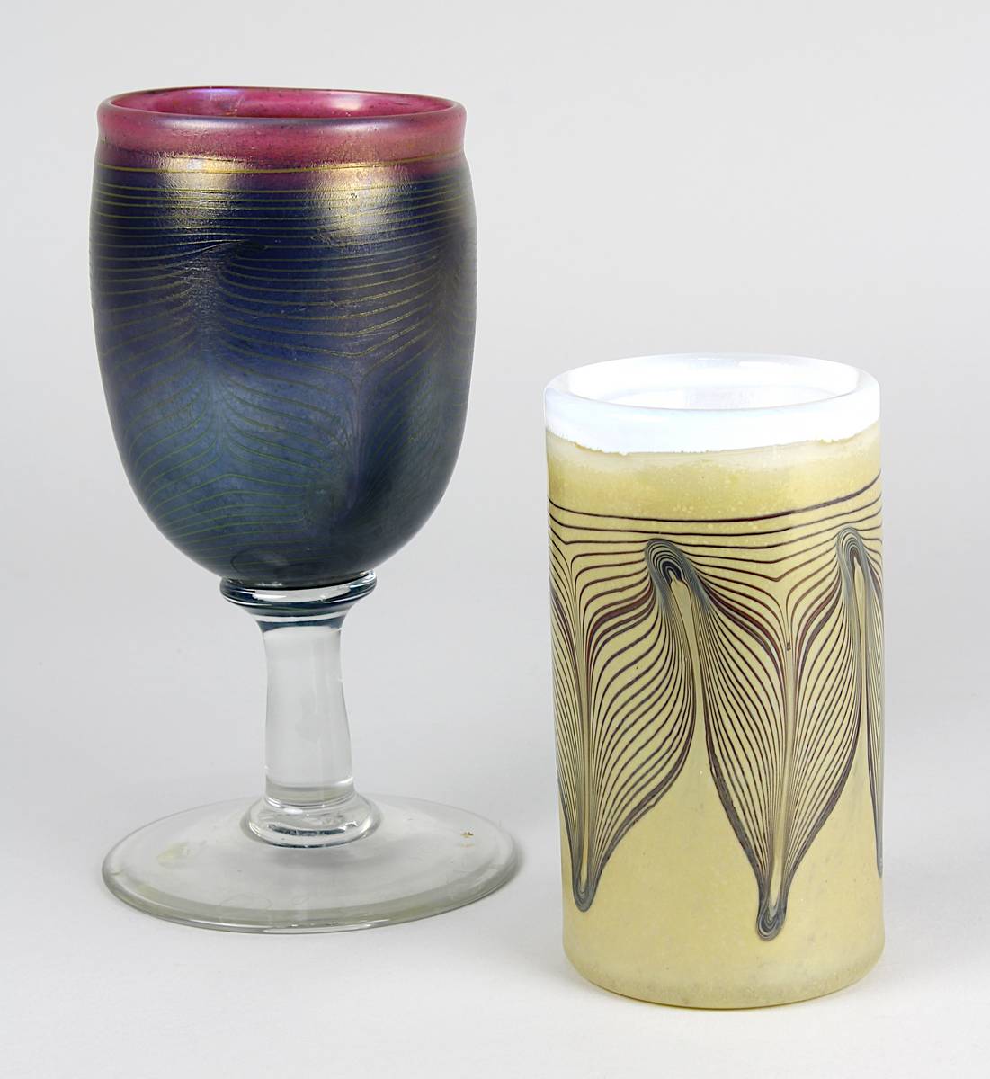 2 Eisch-Vasen, Bayerischer Wald, 1980er Jahre, eine zylinderformige Vase aus Klarglas, innen mit