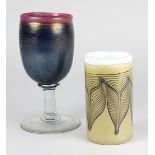 2 Eisch-Vasen, Bayerischer Wald, 1980er Jahre, eine zylinderformige Vase aus Klarglas, innen mit