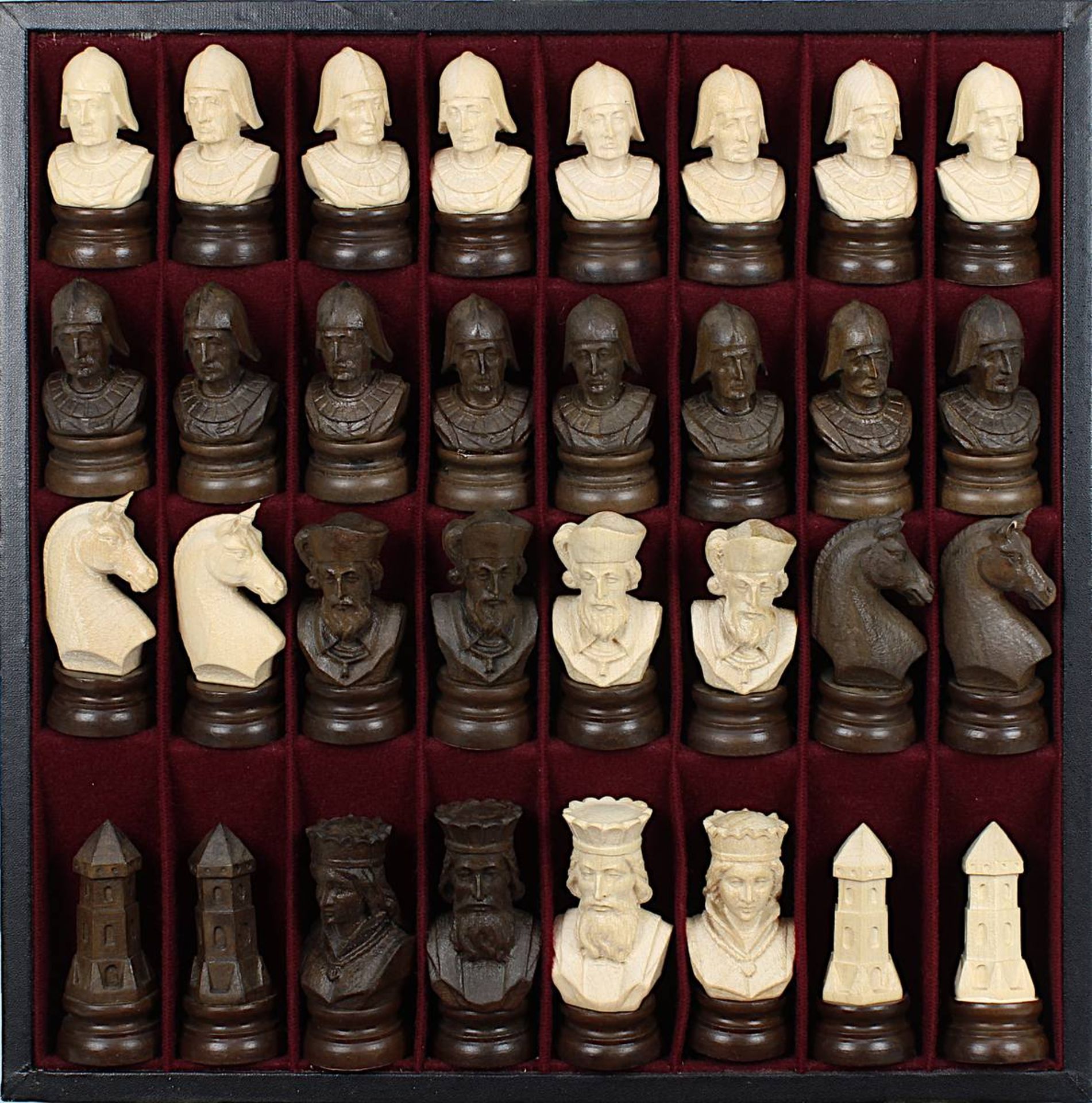 Aufwendig gearbeitetes Schachspiel, 2. H. 20. Jh., Figuren aus Holz geschnitzt, teilweise dunkel - Image 2 of 3
