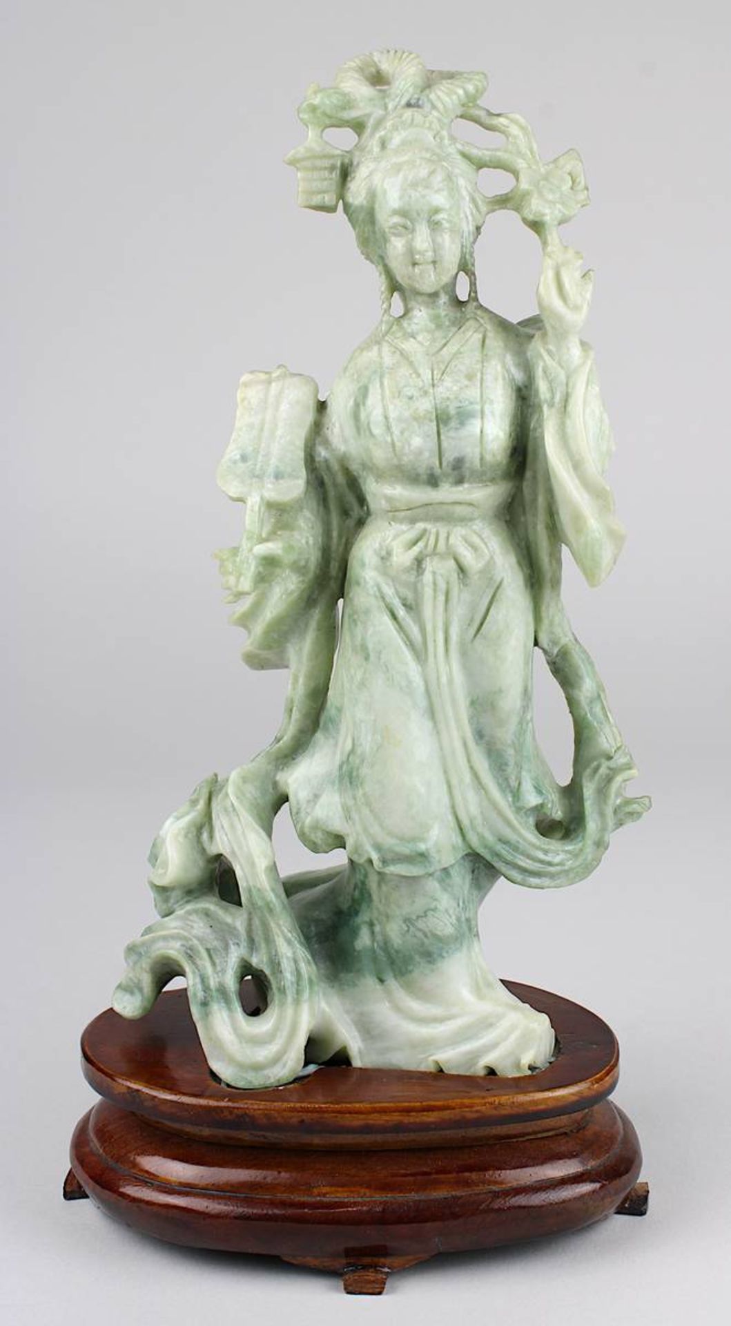 Chinesische Figur einer Dame mit Fächer, grünweiß marmorierter Stein aus einem Stück geschnitzt, auf