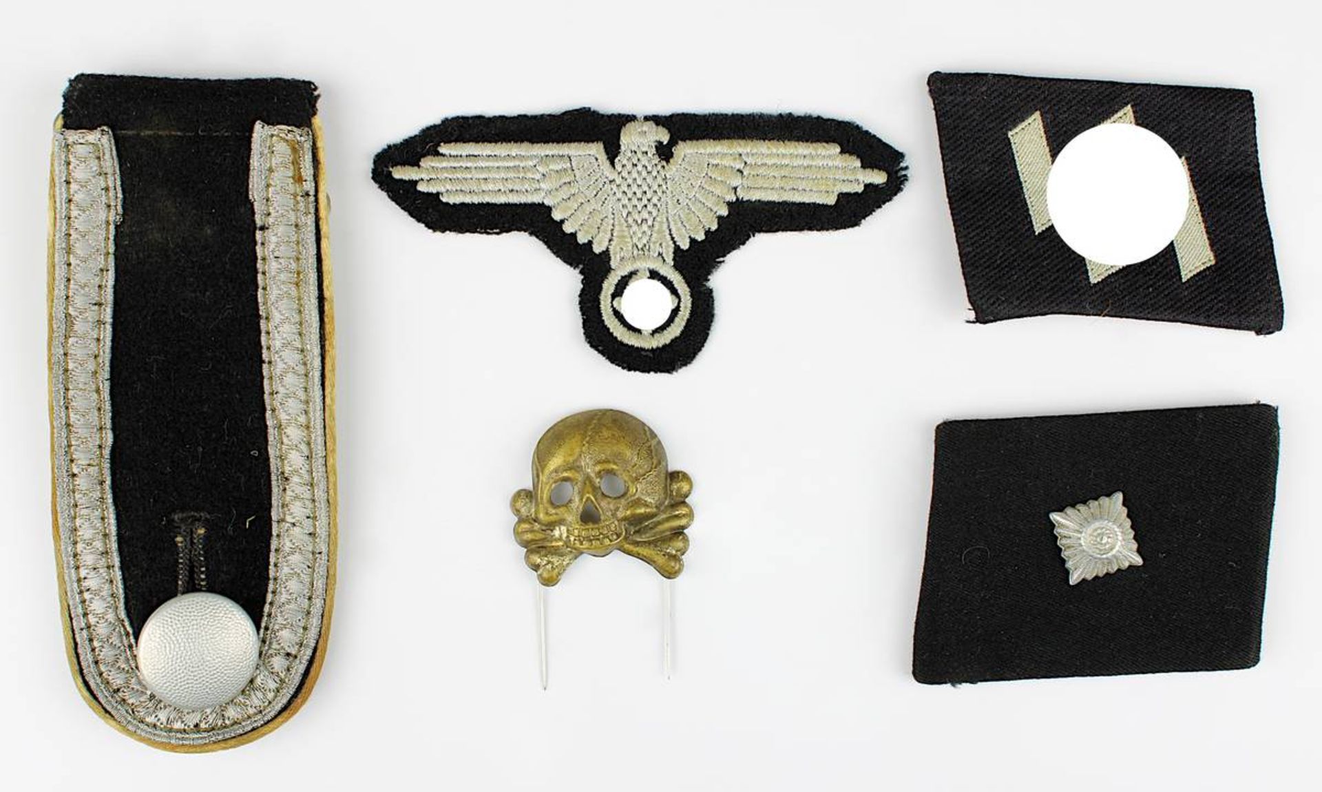 Fünf Uniformteile, meist zur SS, Deutsches Reich 1933 - 1945; Rangspiegel mit Stern; Runenspiegel;