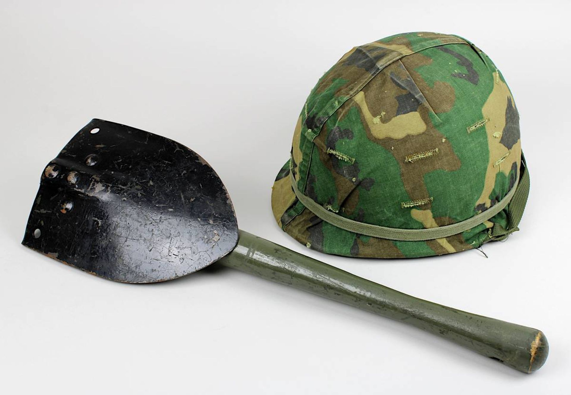 US-Armee-Helm und Klappspaten, um 1966, aus dem Vietnam-Krieg, Helm mit Camouflage-Cover und
