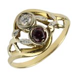 Gelbgold-Ring mit Rubin und Diamant, um 1920, handgefertigte Ringschiene aus 18 kt Gelbgold, nicht