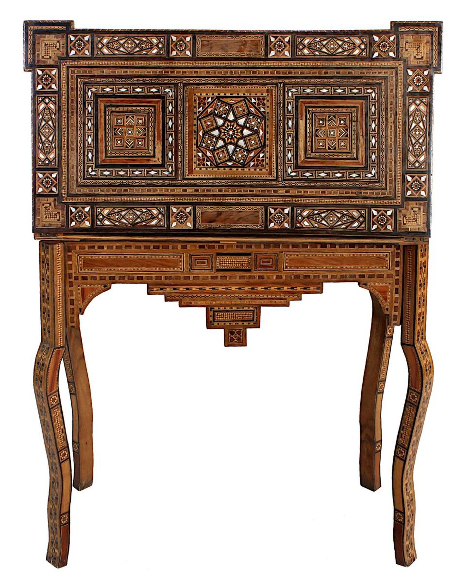 Spieltisch, Naher Osten, 2. H. 20. Jh., exotisches Holz, reich intarsiert mit Perlmuttintarsien u. - Image 2 of 3