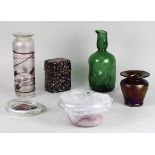 6 Glasobjekte, bestehend aus: 2 Vasen von Poschinger, Bayerischer Wald (1 aus rotem Glas, H 12 cm, 1