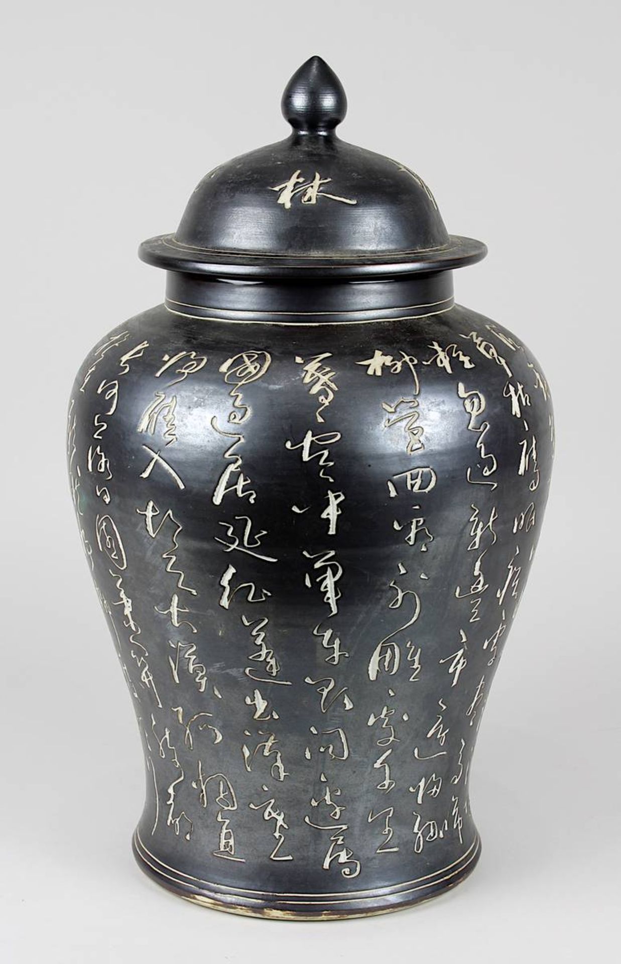 Chinesische Deckelvase mit Schriftzeichen, China 19. Jh., Porzellan, weißer Scherben, gedrehter - Bild 3 aus 5