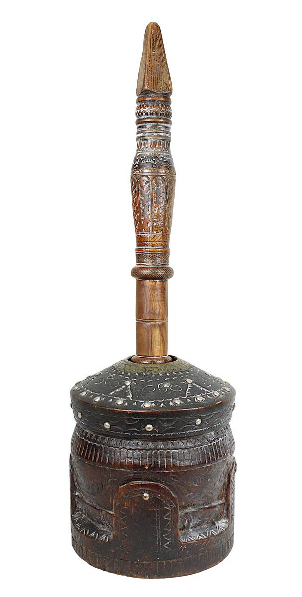 Großer beduinischer Kaffee-Mörser, Mihbaj, aus Holz, Syrien Anf. 20. Jh., ornamental beschnitzt,