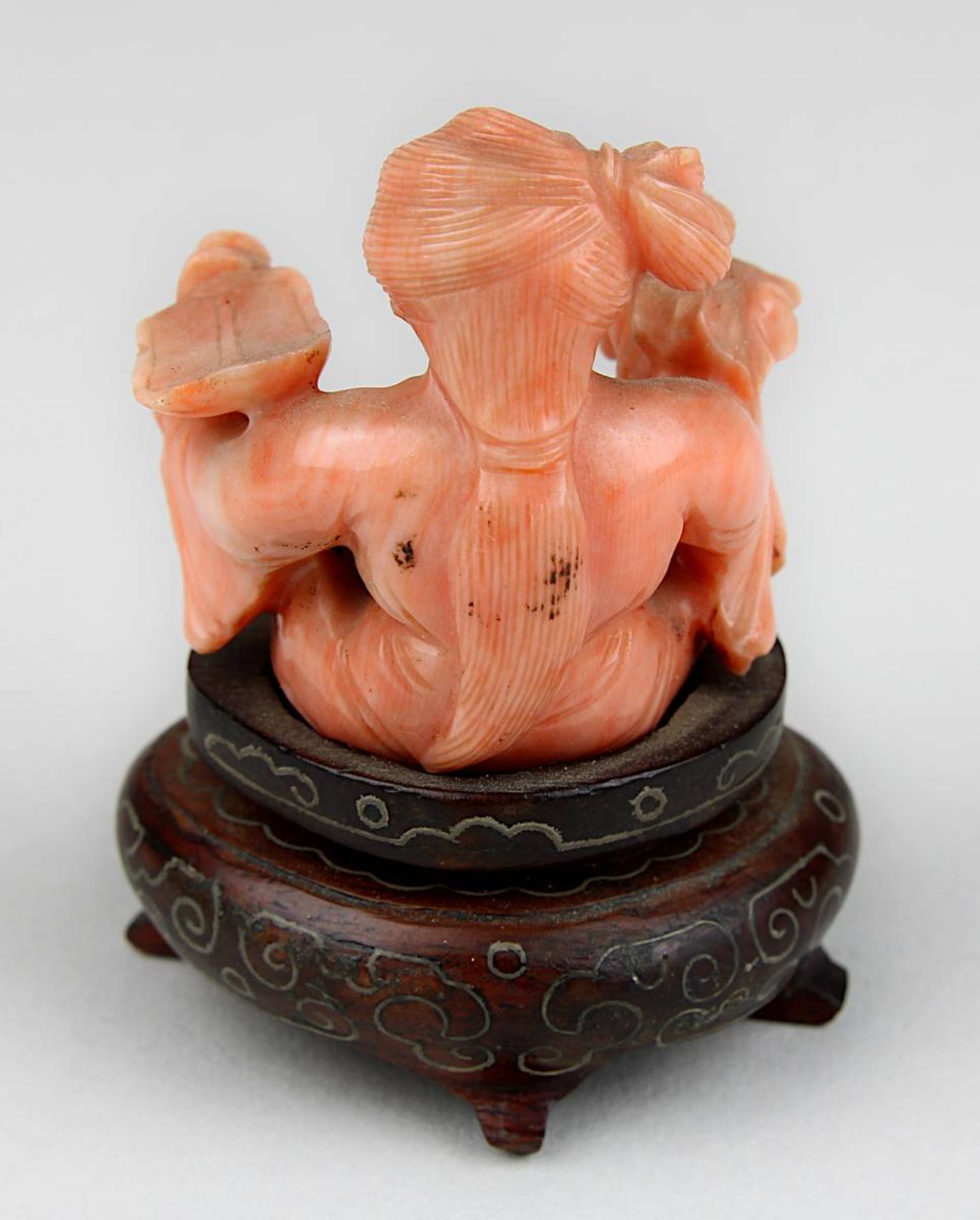 Chinesische Miniatur-Figur eines sitzenden Mädchens mit Fächer und Blume aus lachsfarbener - Image 4 of 4