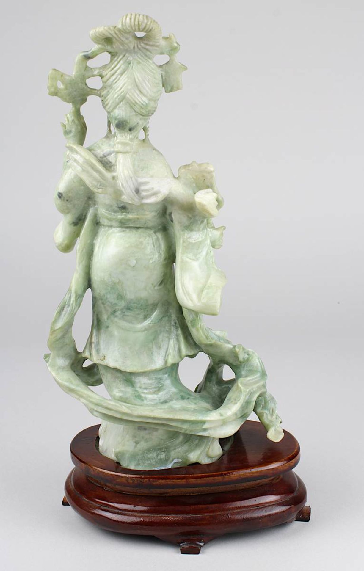 Chinesische Figur einer Dame mit Fächer, grünweiß marmorierter Stein aus einem Stück geschnitzt, auf - Bild 3 aus 4