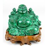 Malachit-Buddha / Glücksbuddha, China um 1950, aus einem Stück gemaserten Steins geschnitzter,