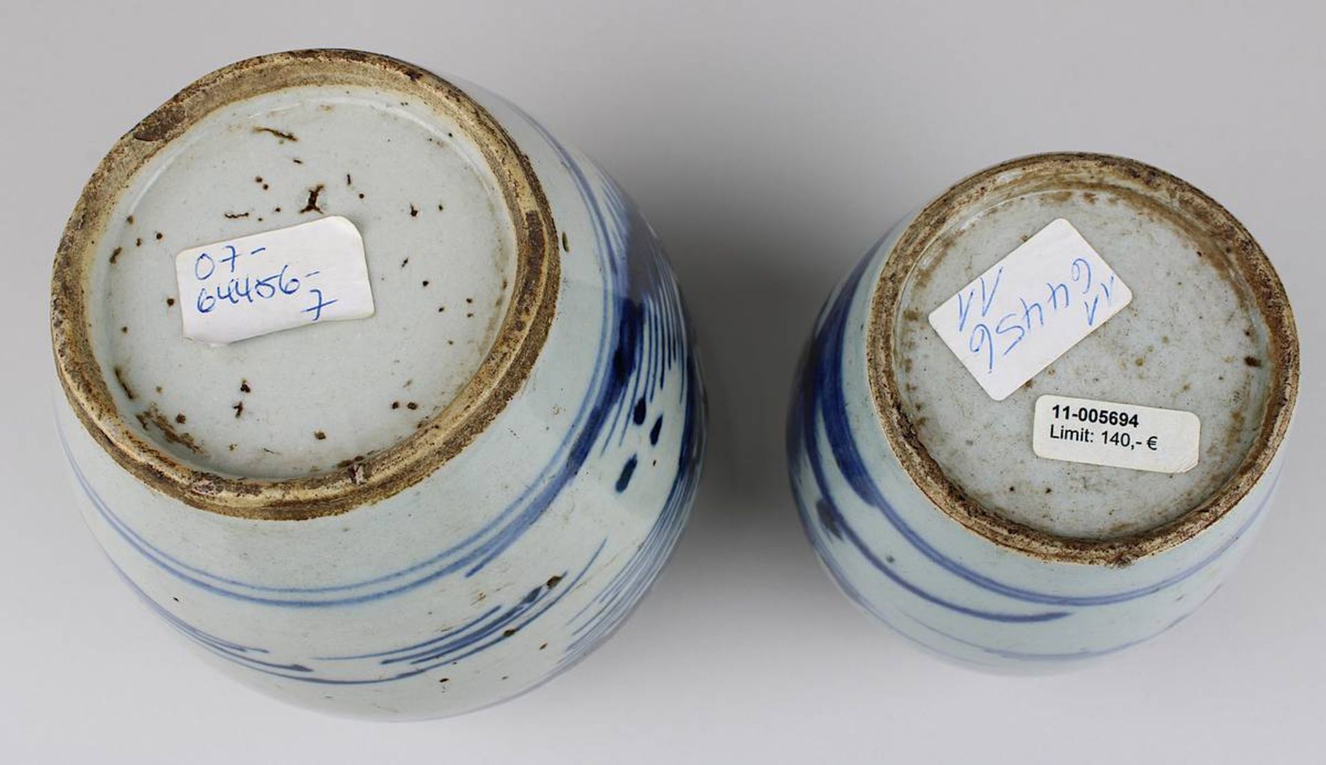 2 Porzellan-Vasen, wohl Vietnam Anf. 19. Jh., jew. weißer Scherben, in Blau unter blaugrauer Glasur - Bild 3 aus 3