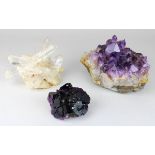 3 Mineralstufen: eine Amethyststufe, H 10 cm, 17 x 13,5 cm, Gewicht 233 g., eine