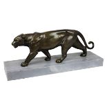 Art Déco Metallpanther, Frankreich um 1930, Régule-Metall mit dunkler Patina, befestigt auf grau-