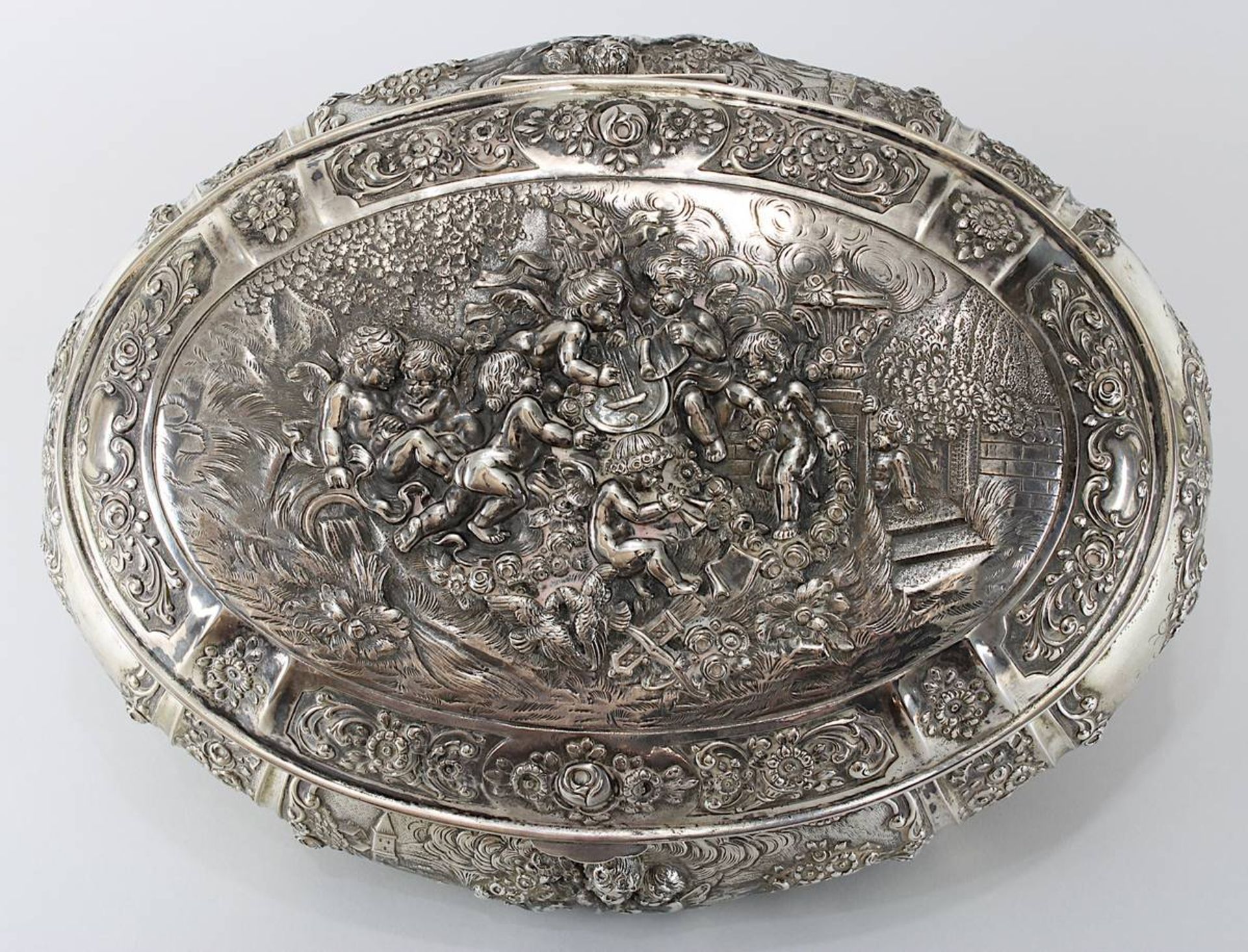 Große prunkvolle Dose aus Silber, wohl Hanau um 1900, Silberkorpus in ovaler gedrungener Form, mit - Bild 4 aus 4