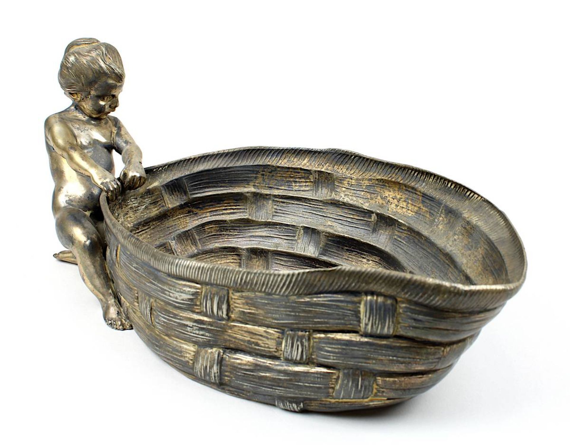 Jugendstil versilberte Zinnschale als Korb mit Putto, um 1900, vollplastischer Putto, einen Korb
