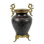 Bronze-Vase mit Phoenix-Motiven, Japan, Meiji-Zeit um 1890, gebauchter Korpus mit 2 im Relief