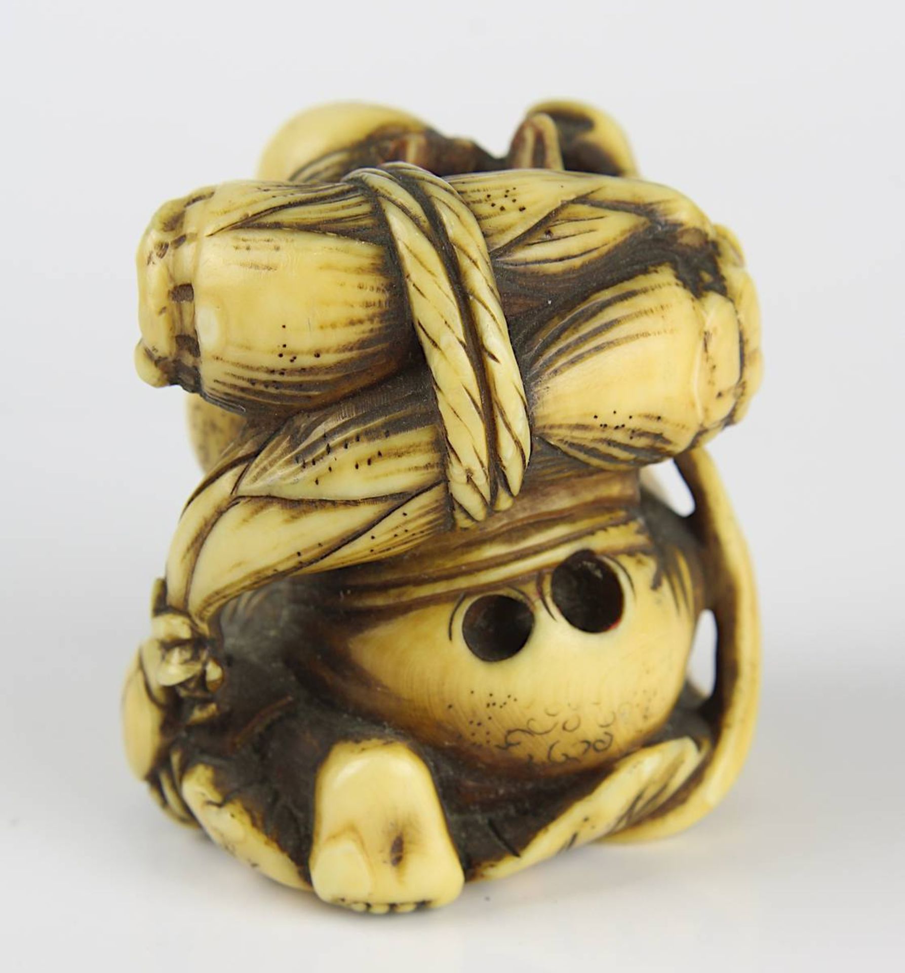 Japanisches Elfenbein-Netsuke, 18 - 19 Jh., Reisbauer mit Krebs, im Boden geritzte Signatur, - Bild 2 aus 3