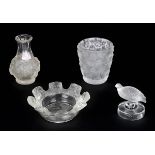 Vier Lalique Glasobjekte, Wingen-sur-Moder Frankreich um 1970, alle Teile aus Kristall-Klarglas,